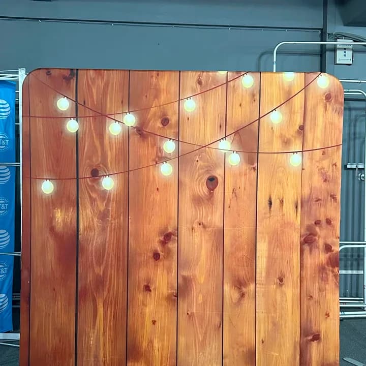 Standaardachtergrond AG02 met een warme houtlook en lichtsnoeren.