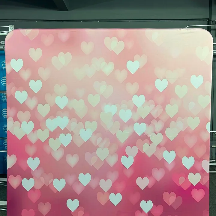 Standaardachtergrond AG04 met een roze kleurverloop en witte harten.