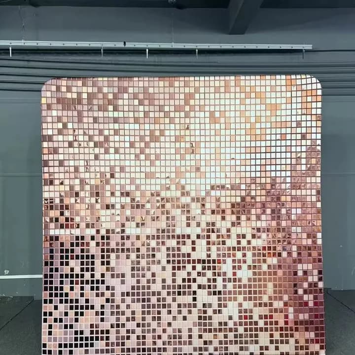 Standaardachtergrond AG10 met een roségouden mozaïekpatroon.