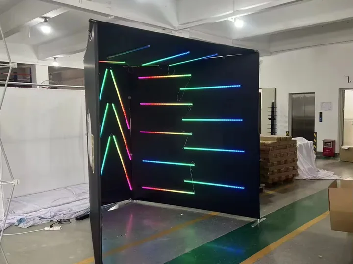Zijaanzicht van de driedelige zwarte 360 LED Experience met gekleurde LED-strips.
