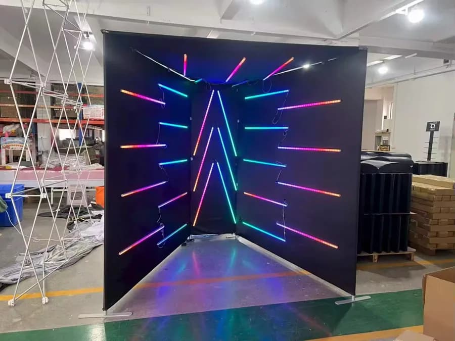 Vooraanzicht van de 360 LED Experience met gekleurde LED-strips.