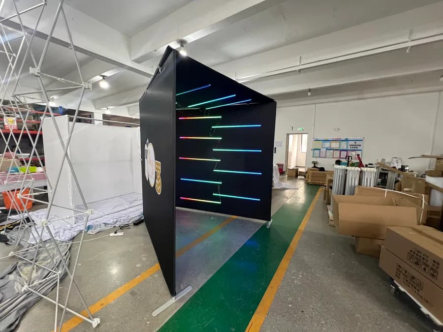 Schuin zijaanzicht van de 360 LED Experience als premium achtergrondopstelling.
