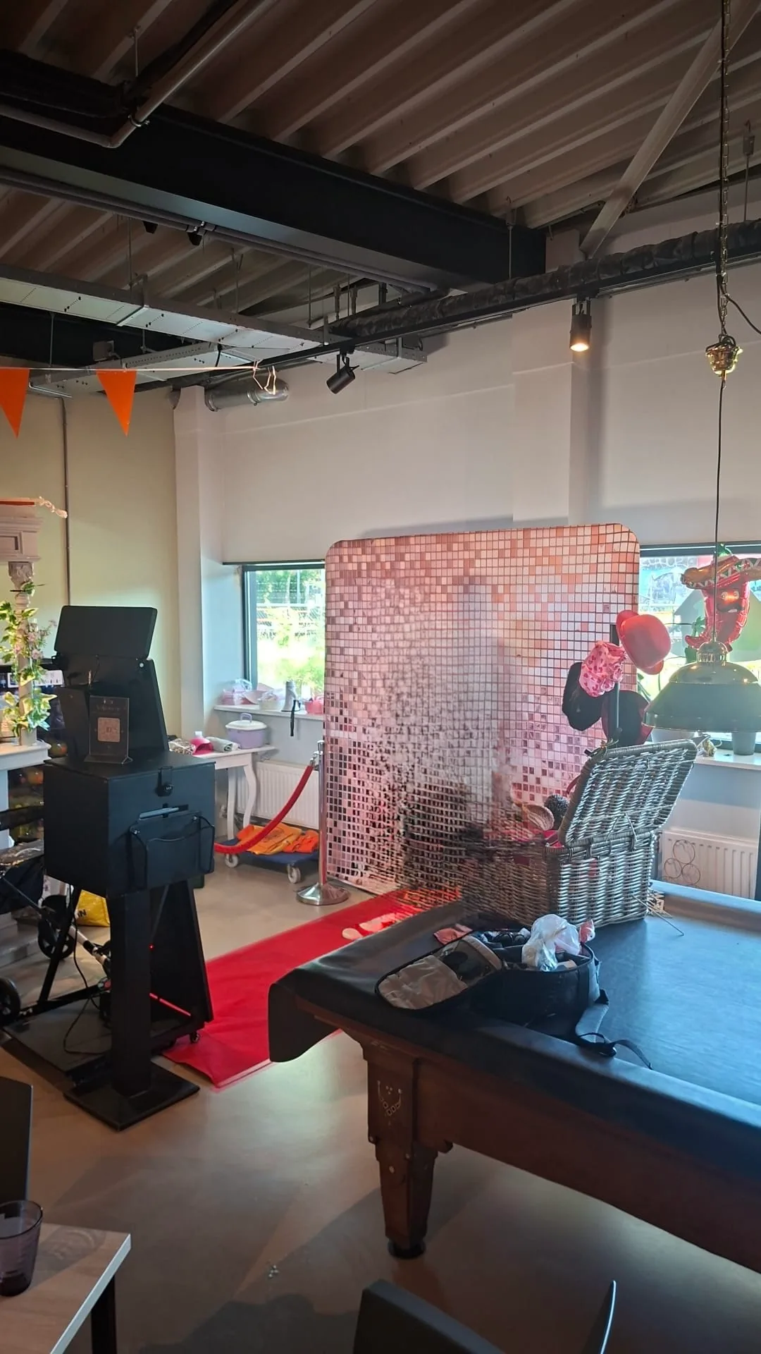 Mirror Booth-opstelling met roségouden achtergrond, rode loper en props tijdens de voorbereiding van een evenement.