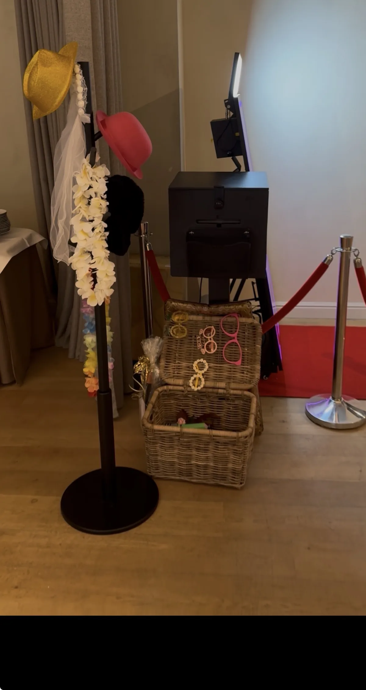 Props staan klaar naast de printer en Mirror Booth op een evenement.