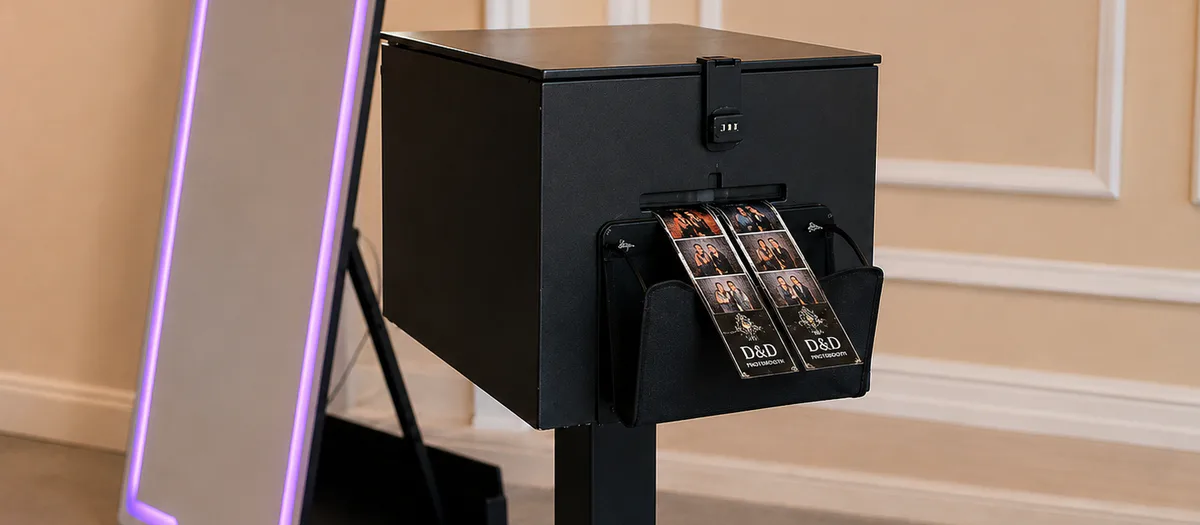 Fotoprinter met twee gepersonaliseerde D&D-fotostrips naast de Mirror Booth.