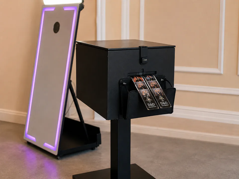 Fotoprinter naast de Mirror Booth met twee geprinte fotostrips.